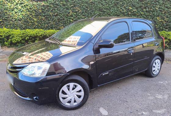 TOYOTA ETIOS 1.3 XS 16V FLEX 4P MANUAL TOYOTA ETIOS 1.3 XS 16V FLEX 4P MANUAL
